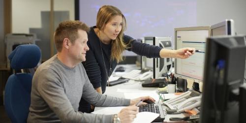 Woman pointing at screen. (Photo: Photo: Alexander Hagstadius) 